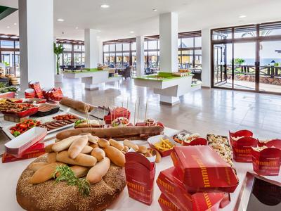 Jasna sala z bufetem pieczywa i ciast w hotelu.