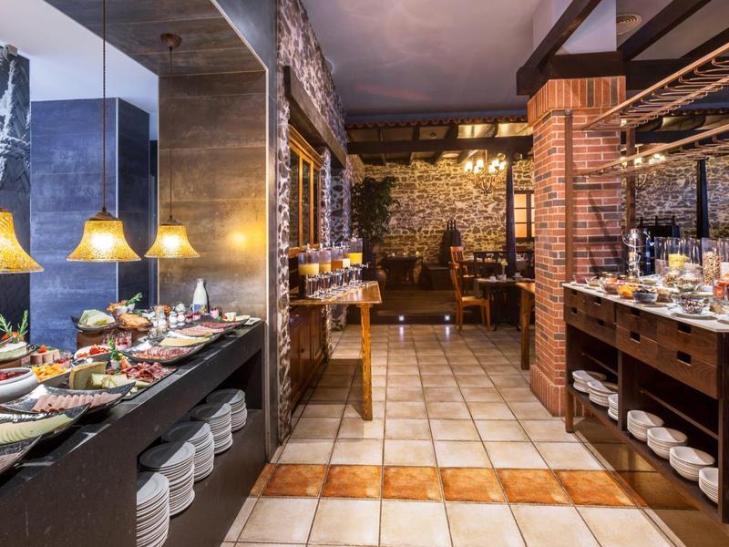 Elegancki bufet w restauracji hotelowej z lampami i nowoczesnym wystrojem.