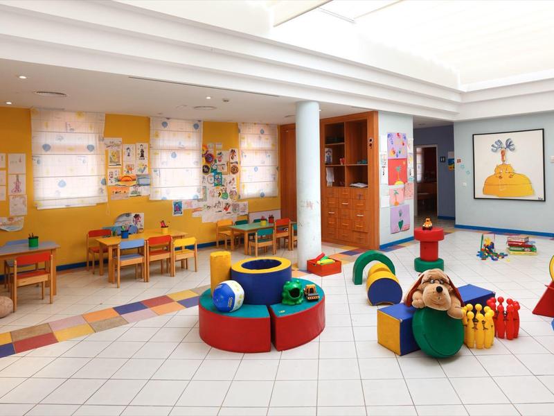 Kolorowy pokój zabaw dla dzieci z zabawkami i meblami.