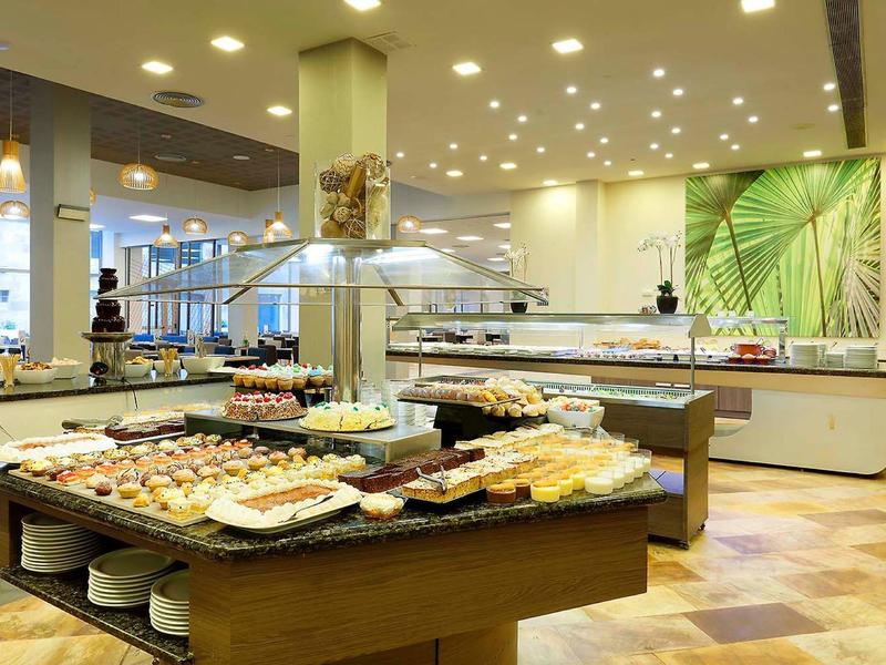 Strefa bufetu z różnorodnym jedzeniem i nowoczesnym wnętrzem w hotelu.