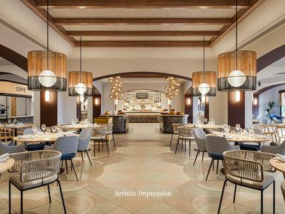 Modernes Hotelrestaurant mit gedeckten Tischen und warmem Lichtambiente.