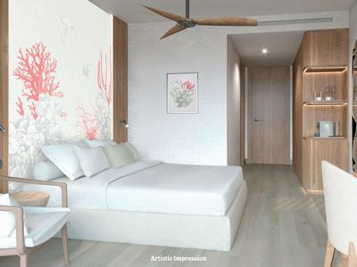 Camera luminosa arredata con letto matrimoniale, dettagli in legno e ventilatore a soffitto moderno.