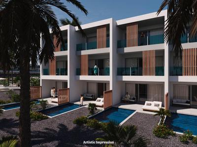 Case a schiera moderne con piscine private, grandi finestre e palme in primo piano.