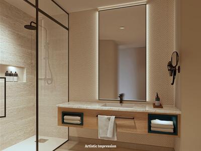 Bagno moderno con grande parete specchio illuminata e cabina doccia in vetro.