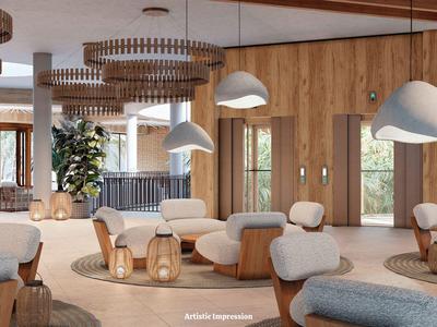 Area lounge moderna con rivestimenti in legno, sedute comode e grandi lampade a sospensione.