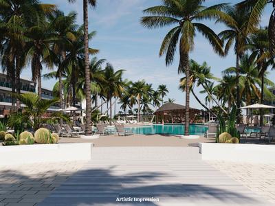 Resort di lusso con piscina, palme e ombrelloni sotto un cielo azzurro.