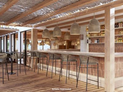 Area bar moderna in hotel con bancone in legno, sgabelli alti e grandi lampade a sospensione.