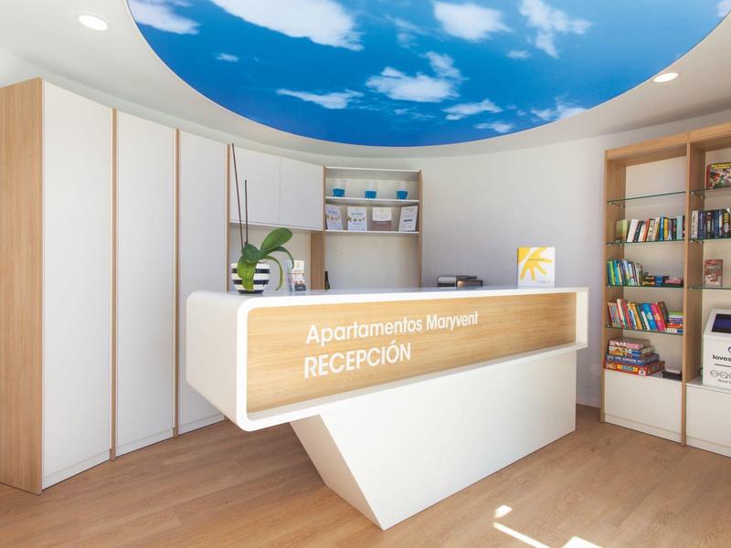 Nowoczesna lobby hotelowa z recepcją i niebieskim sufitem z malowidłem nieba