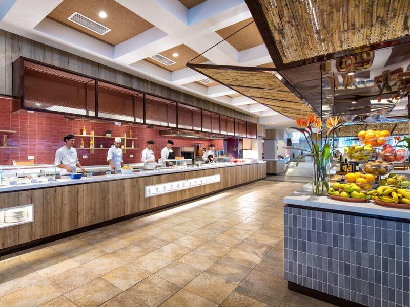 Restaurant buffet moderne avec un comptoir spacieux et un plafond en bois élégant