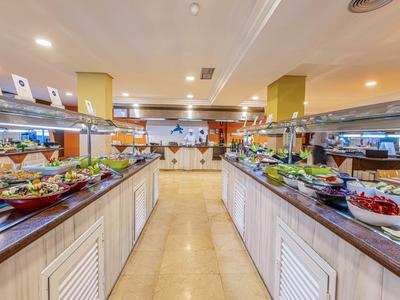 Buffetbereich in einem Hotel mit verschiedenen Speisen auf zwei langen Tischen.