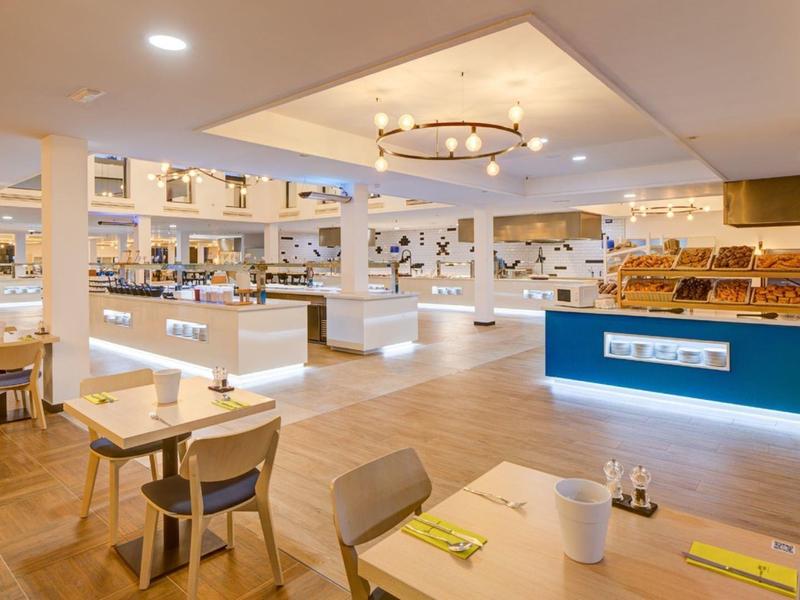 Heler, modern restaurant met houten vloer en open buffetgedeelte.