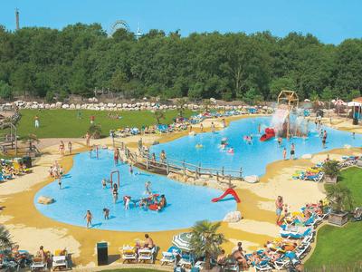 Großer Hotelpool mit vielen Gästen und Liegestühlen an einem sonnigen Tag.