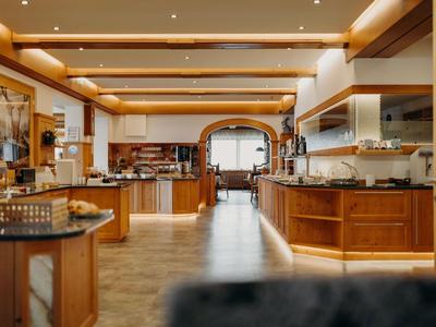 Helles, modernes Restaurant mit Holztheken und warmem Licht