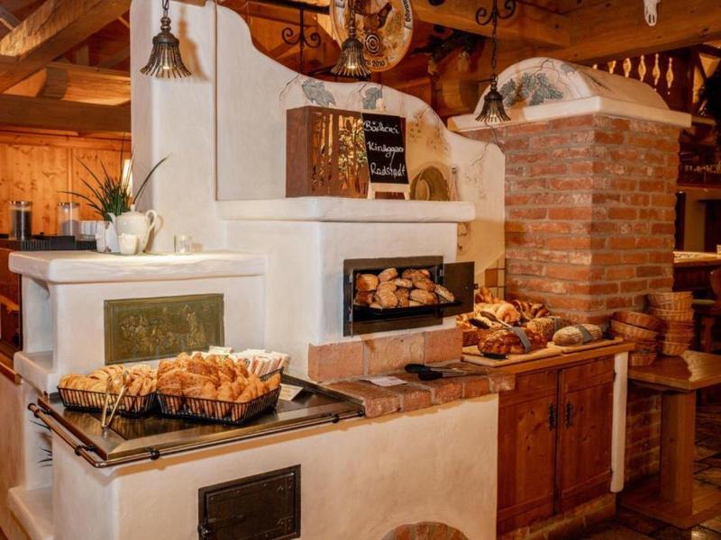 Boulangerie rustique avec four à bois, pains et ambiance chaleureuse en bois dans un hôtel