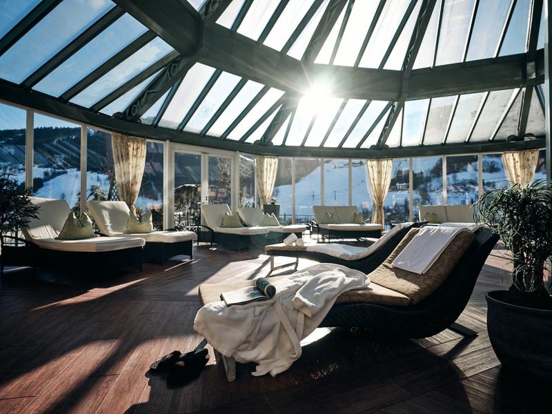 Luxusní zimní zahrada s pohodlnými lehátky, panoramatickým výhledem a slunečním světlem