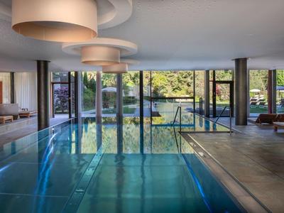 Interieur van een modern zwembad met grote ramen en uitzicht op de natuur