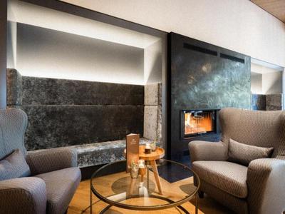 Gemütliche Sitzecke mit Kamin und modernem Design in einem Hotelzimmer oder Lounge.