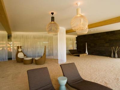Modernes Hotelzimmer mit eleganten Stühlen, Dekoration und warmem, beruhigendem Licht.