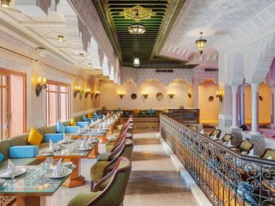 Elegancka restauracja z nowoczesnymi miejscami do siedzenia i stylowym oświetleniem.