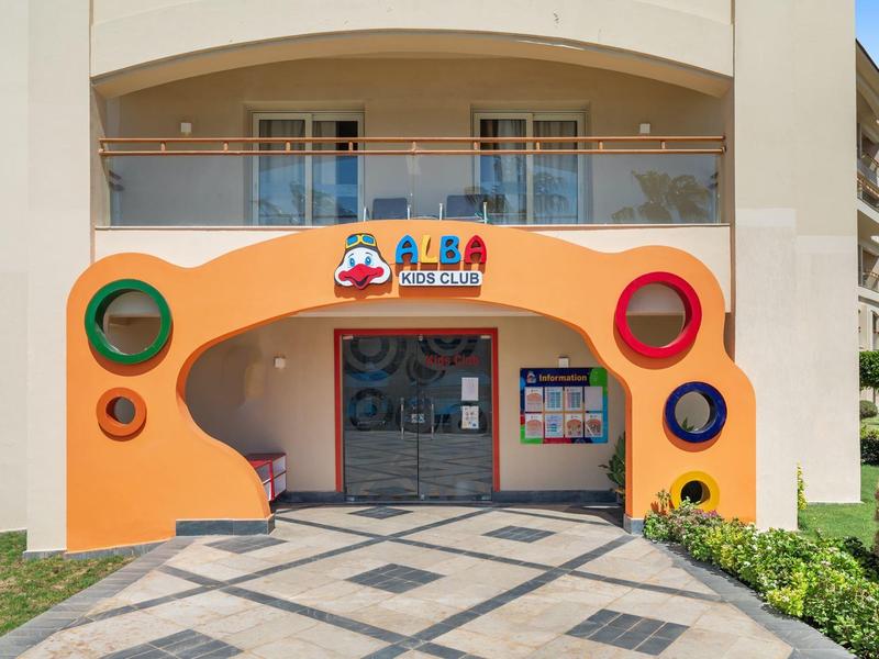 Entrée colorée d'une école de langues avec une façade orange et des formes rondes.