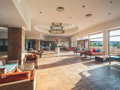 Amplio vestíbulo de hotel moderno con mucha luz natural y asientos cómodos.