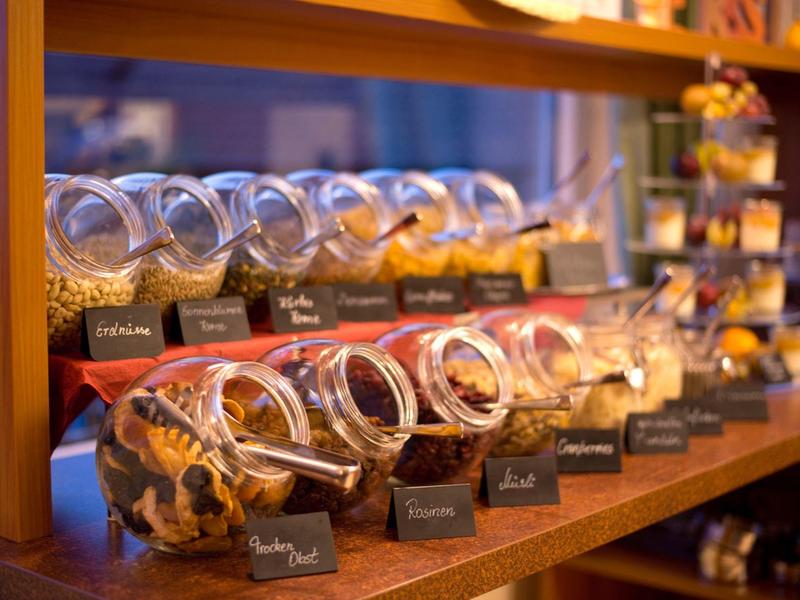 Regal mit verschiedenen Bonbon-Gläsern, gefüllt mit bunten Süßigkeiten und Beschriftungen.