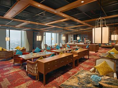 Gemütliches Hotel-Lounges mit bequemen Sofas, Tischen und warmem Ambiente.