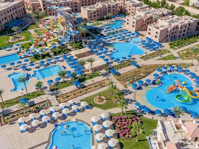 Vista aérea de un gran parque acuático con varias piscinas, toboganes y tumbonas.