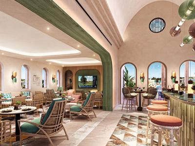 Modern eingerichtete Hotelbar mit Holzdetails, Sitzgelegenheiten und großen Fenstern