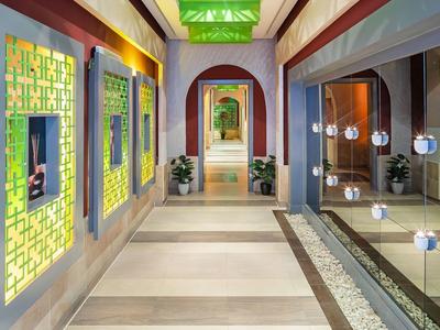 Corridoio d'hotel moderno con illuminazione soffusa e arredamento zen.