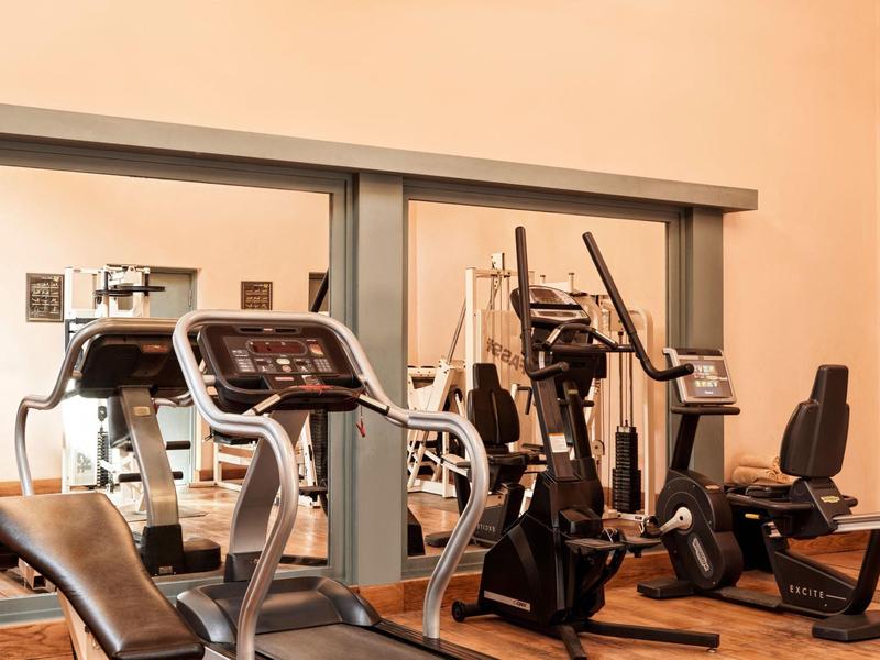 Palestra con attrezzature moderne e grandi specchi