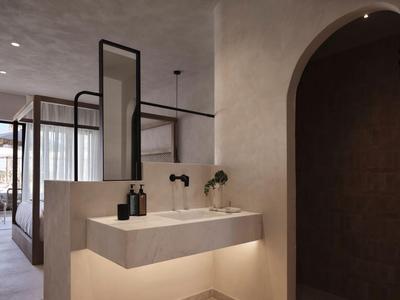 Moderne hotelbadkamer met minimalistisch design en indirecte verlichting.