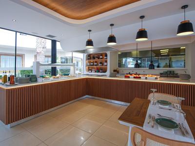 Moderna hall d'hotel con banco reception, lampade decorative e area salotto