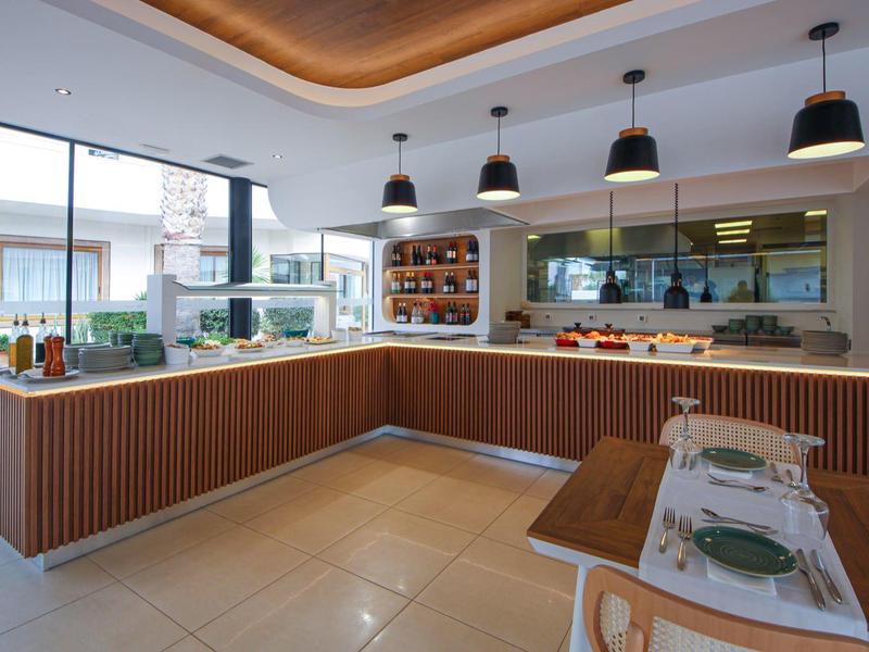 Moderna hall d'hotel con banco reception, lampade decorative e area salotto