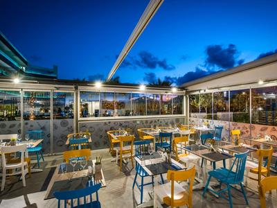 Area ristorante all'aperto con sedie colorate ai tavoli al crepuscolo