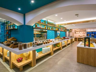 Buffet moderno con piatti diversi e illuminazione calda in un ristorante d'hotel