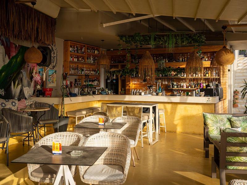 Gemütliche Hotelbar mit Holzmöbeln, bequemen Sitzgelegenheiten und warmem Licht.