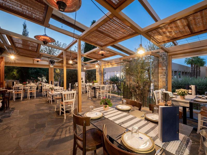 Przytulna restauracja z drewnianym sufitem i ciepłym oświetleniem w hotelu.