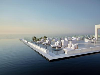 Nowoczesny taras z białymi meblami nad wodą pod czystym niebem