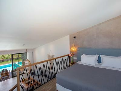 Chambre confortable avec vue sur la piscine et le salon dans une maison de vacances moderne.