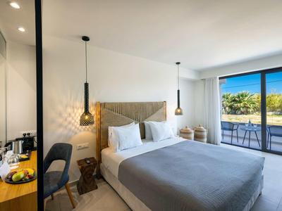 Chambre d'hôtel moderne avec lit double, bureau et balcon avec vue panoramique