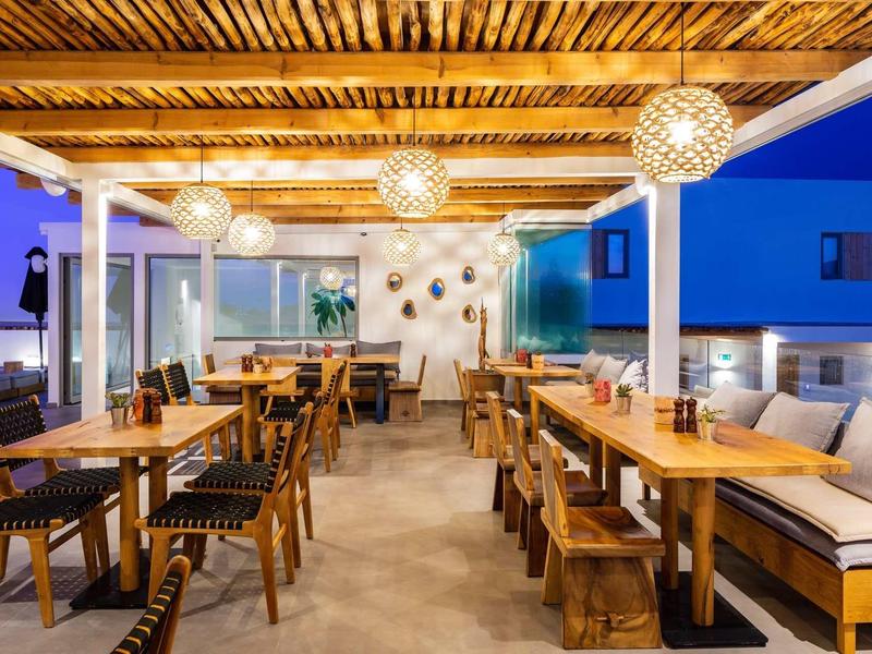 Terrasse extérieure confortable avec plafond en bois et sièges modernes au crépuscule.