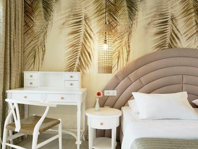 Gemütliches Schlafzimmer mit rundem, gepolstertem Kopfteil und weißem Schminktisch.