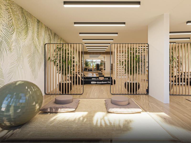 Moderner Yoga- und Meditationsraum mit Holzfußboden, großen Spiegeln und eleganten Sitzkissen.