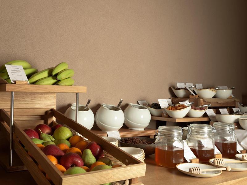 Bufet z świeżymi owocami, dżemami i miskami w hotelowej restauracji.