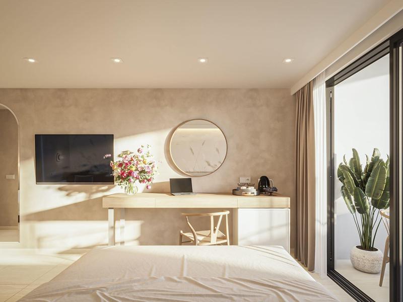 Chambre d'hôtel lumineuse au design moderne, lit, balcon avec plantes et miroir mural.