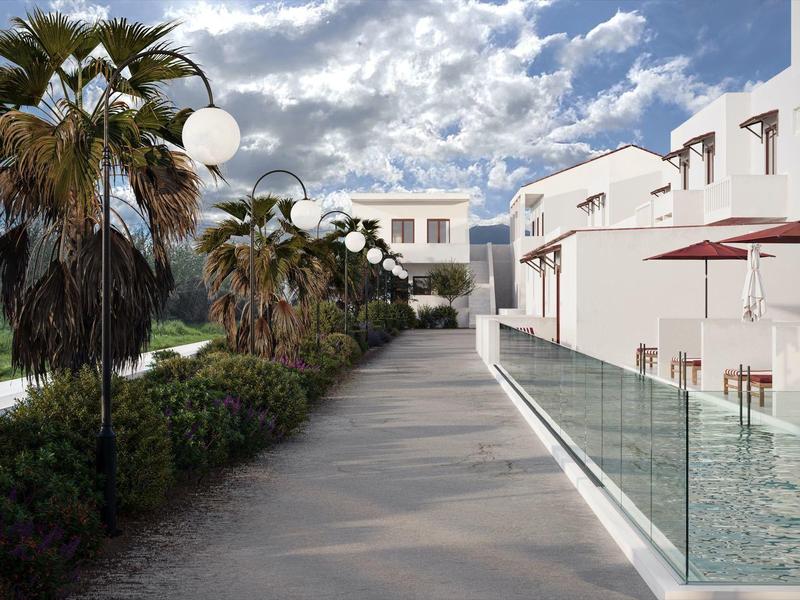 Moderner draußenbereich mit Sitzplätzen neben einem Glaszaun und Palmen unter einem bewölkten Himmel.