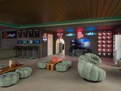 Moderne hotellobby met gezellige zitplaatsen en donkerhouten inrichting.