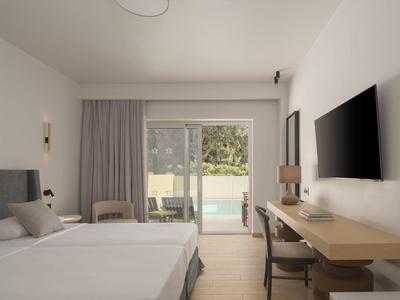 Modernes Hotelzimmer mit Doppelbett, Fernseher an der Wand, Schreibtisch und Blick auf einen Pool.