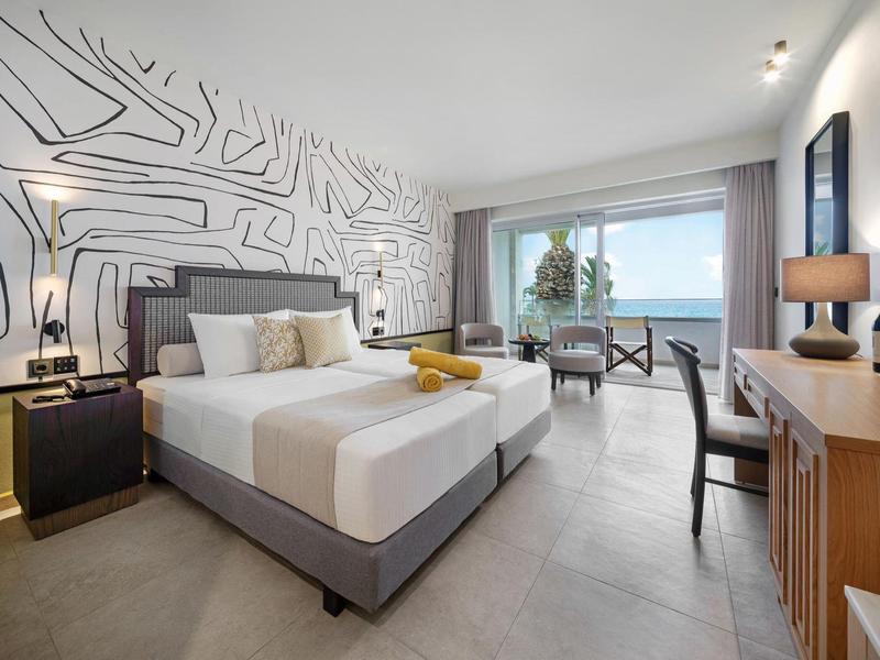 Moderní pokoj s manželskou postelí, balkonem a výhledem na moře.